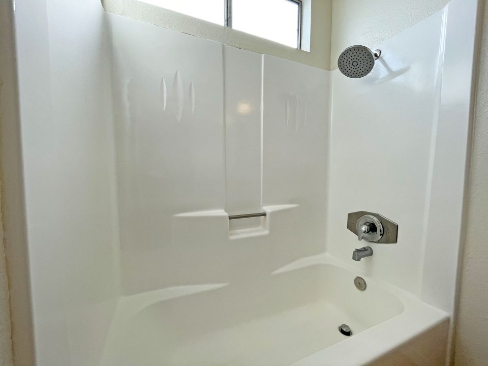 4468 36th St San Diego, CA 92116 shower