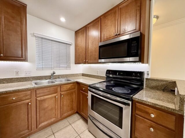 1756-essex-st-unit-305-san-diego_kitchen_IMG_5266
