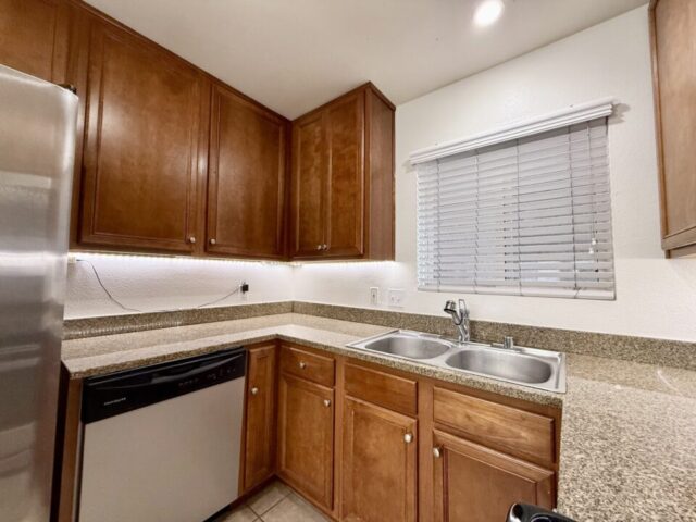 1756-essex-st-unit-305-san-diego_kitchen_IMG_5267