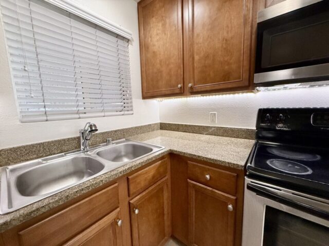 1756-essex-st-unit-305-san-diego_kitchen_IMG_5271